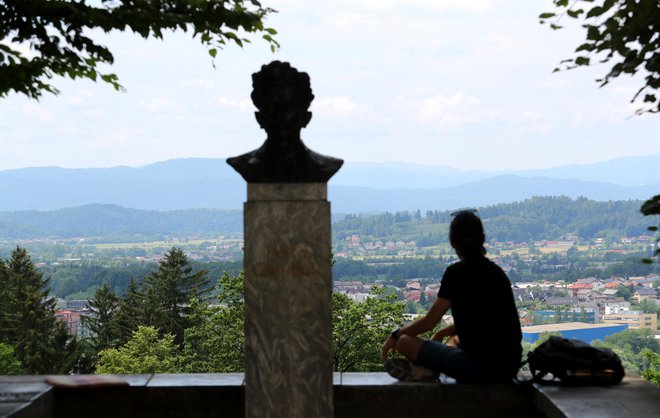 Na Cankarjevem vrhu Rožnika stoji tudi doprsni kip Ivana Cankarja. Foto: Dejan Javornik