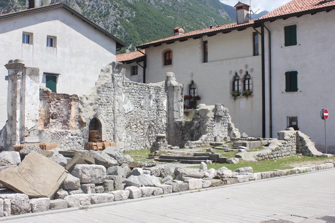 To je vse, kar je ostalo od ene izmed cerkva po rušilnem potresu v Venzonu. Foto: Igor Fabjan