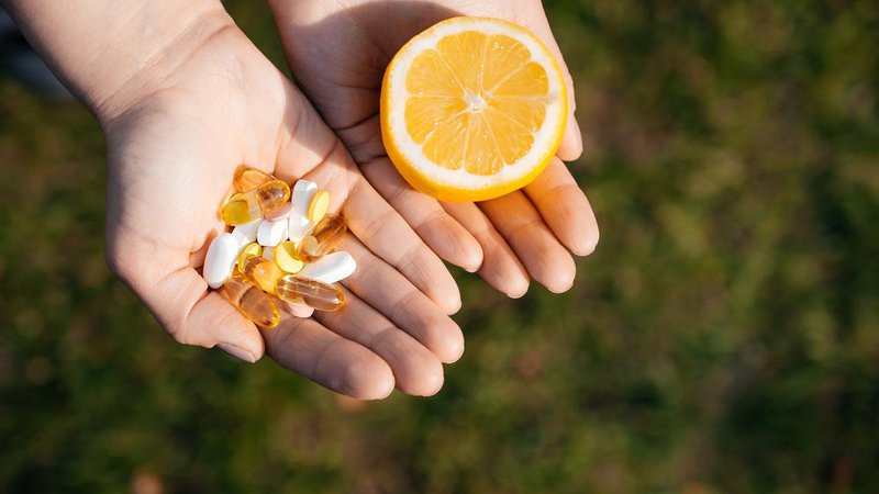 Fotografija: Znanstveniki opozarjajo, da naš organizem za optimalno delovanje potrebuje precej višje količine vitamin C, kot je bilo doslej priporočeno. Foto: Kateryna Onyshchuk/shutterstock