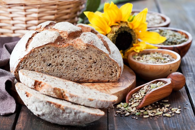 Bučna semena lahko dodamo tudi domačemu kruhu. Foto: Shutterstock
