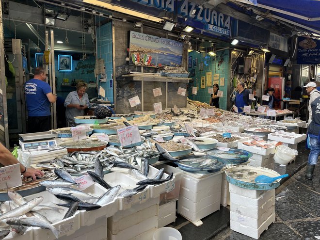 Sveže morske dobrote na stojnicah povsod po Neaplju vsak dan vabijo k nakupu. Foto: Barbara Kotnik