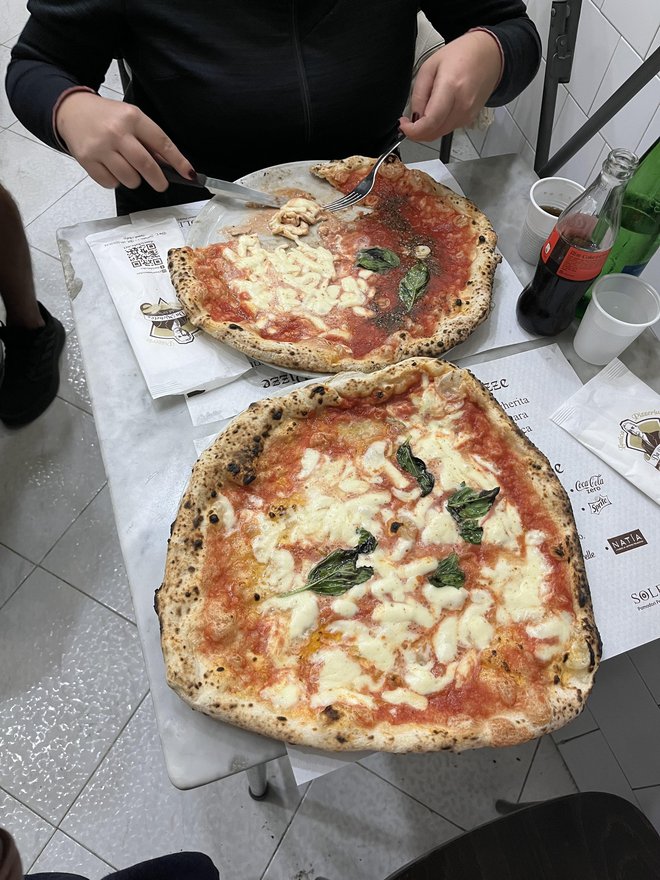 V najbolj znani neapeljski piceriji L'Antica Pizzeria da Michele so na meniju zgolj štiri vrste pic, in vse stanejo samo 5,5 evrov. Verjemite, ko jih enkrat poskusite, ne boste pogrešali drugih dodatkov. Foto: Barbara Kotnik