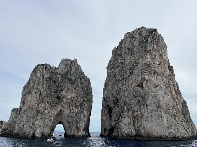 Klifi Faraglioni na jugu Caprija slovijo tudi kot simbol ljubezni. Če poljubiš ljubljeno osebo, ko se s čolnom ali ladjico zapelješ skozi odprtino v njih, ti bo to prineslo večno ljubezen. Foto: Barbara Kotnik