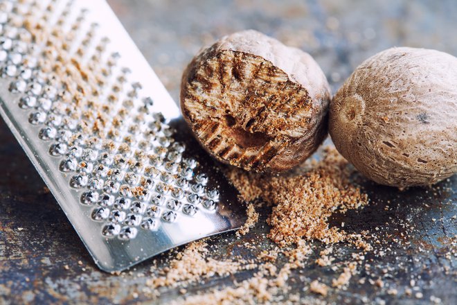 Muškatni oreščke bo najbolj aromatičen, če boste kupili celega in ga sproti ribali. Foto: Besjunior/shutterstock