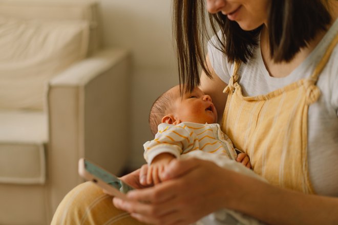 Očesni stik z dojenčkom je izrednega pomena. Foto: Shutterstock