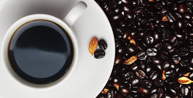 Ob kavi moramo vedno piti zadostne količine vode, da se izognemo dehidraciji. Foto: Shutterstock