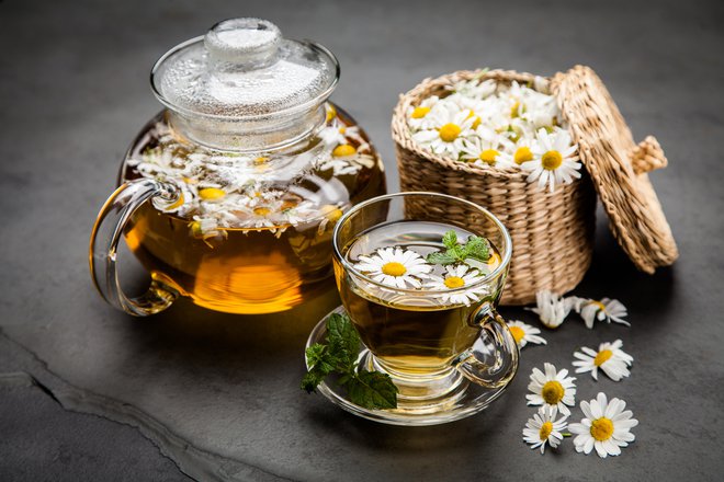 Kamilični čaj učinkovito krepi imunski sistem, z njegovo pomočjo pa lahko zdravimo prehlad tudi, ko se ta že razvije. Foto: George Dolgikh/Shutterstock