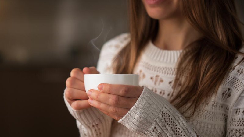 Fotografija: Pitje čaja za krepitev imunskega sistema. Foto: Shutterstock