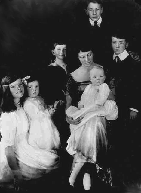 Poleg Katharine je bilo v družini še pet otrok, Katharine je na sliki skrajno levo. Foto: javna last