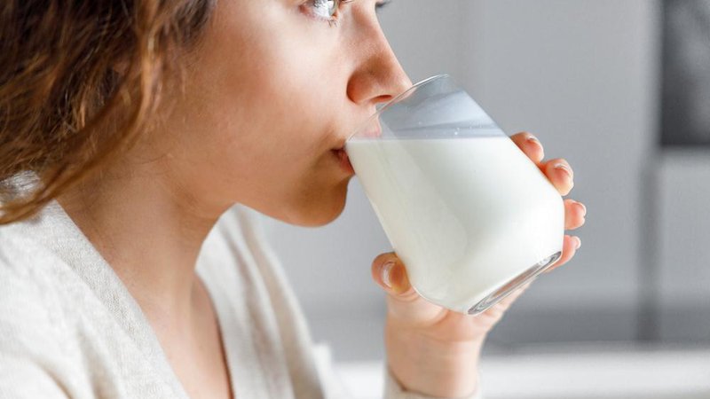 Fotografija: Ne glejte samo, koliko sladkorja je v mleku, ki ga pijete. Foto: Ahmet Misirligul/shutterstock