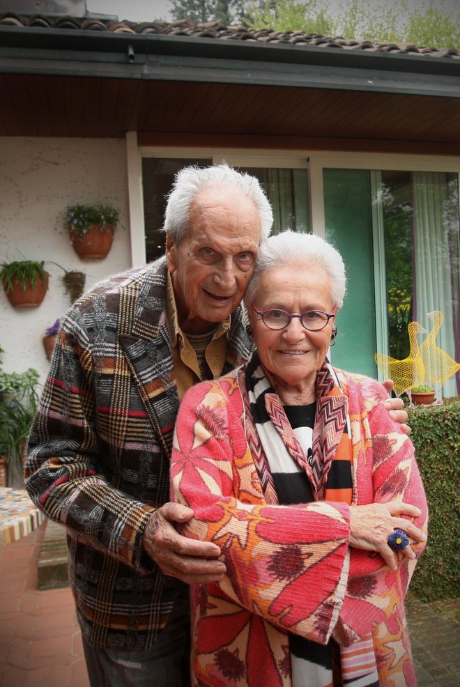 Rosita in Ottavio Missoni pred družinsko hišo v Sumiragu, blizu Milana, oktobra 2012. Foto: Jure Eržen/Delo