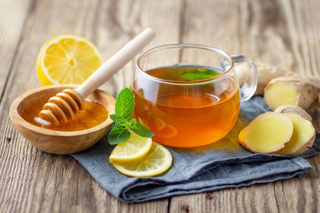 Če ga dodamo v čaj, je smiselno, da ga primešamo, ko ta ni več tako vroč. Foto: Shutterstock