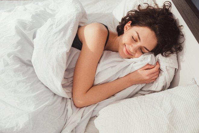 O koristih spanja priča več kot 17.000 znanstvenih poročil. Iz njih je razvidno, da spanje podaljšuje življenje, krepi spomin in izboljšuje ustvarjalnost. Foto: Olena Yakobchu/Shutterstock