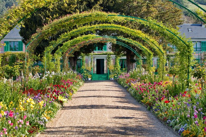 Claude Monet je v Givernyju v Normandiji preživel več kot štiri desetletja. Tu si je poleg hiše ustvaril sanjski vrt, kjer je našel številne motive za svoje slike. Foto: Shutterstock