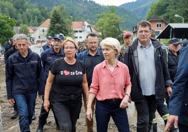 Županja Romana Lesjak je v odrezani Črni takoj po poplavah na najhujše terene odpeljala tudi predsednico evropske komisije Ursula von der Leyen. FOTO: Borut Živulović/ Reuters