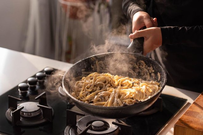 Če med tednom nimate veliko časa za kuhanje, si pripravite testenine, riž in krompir na zalogo in jih postavite v hladilnik. Ko boste jedi pogreli, vas bodo nasitile bolj kot sveže. Foto: Shutterstock 
