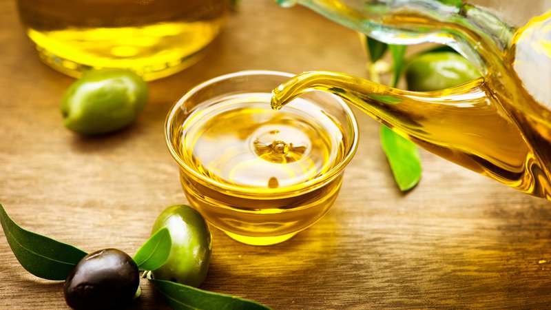 Fotografija: Uprava za hrano in zdravila (FDA) in Evropska agencija za varnost hrane priporočata uživanje dveh žlic ekstra deviškega oljčnega olja dnevno. Foto: Shutterstock