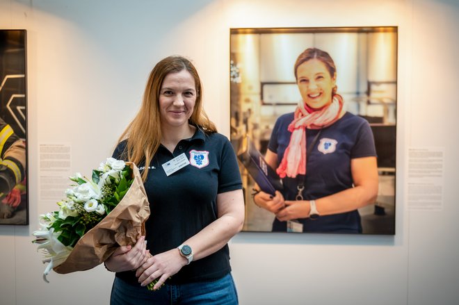 Razstave v Bruslju se je udeležila tudi ena od portretirank Breda Lozar, ki je kot diplomirana medicinska sestra zaposlena v Dispečerski službi zdravstva. Foto: Jonathan Ramael