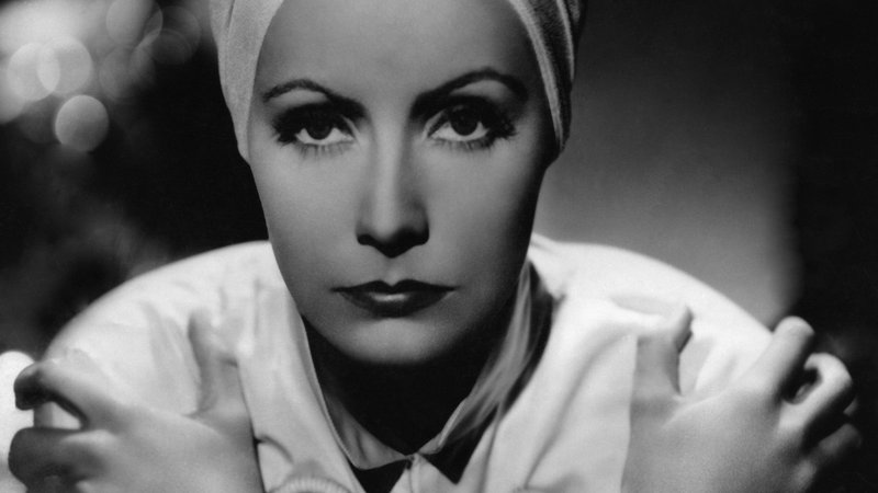 Fotografija: Greta Garbo je bila več kot Valentinina zvesta stranka. Med njima se je spletlo izredno tesno prijateljstvo, nekateri trdijo, da celo ljubezen. Foto: Profimedia