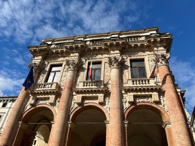 Še ena plača na glavnem trgu je Palazzo del Capitaniato, prav tako delo znamenitega Palladia. Foto: Barbara Kotnik