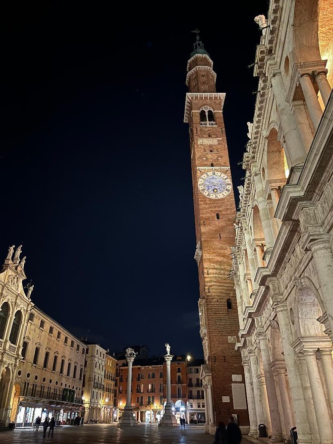Stolp z uro, ki se drži Palladijeve največje palače Basilica Palladiana, je osupljiv prizor tudi ponoči. Foto: Barbara Kotnik