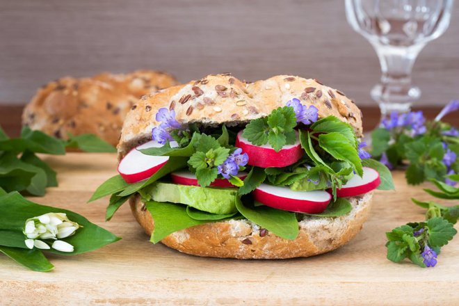 Grenkuljico lahko jeste svežo, odlična je v solatah, juhah in jajčnih jedeh, lahko pa si z njo preprosto popestrite sendvič. Foto: Shutterstock