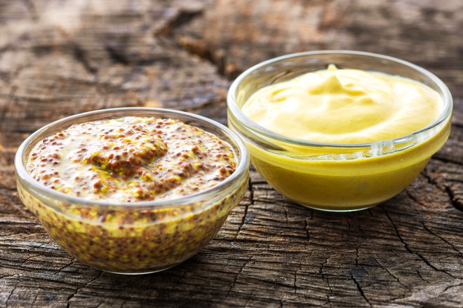 Če nimate pri roki prave dijonske gorčice, lahko posežete po polnozrnati, ki ima podoben okus. Foto: Shutterstock
