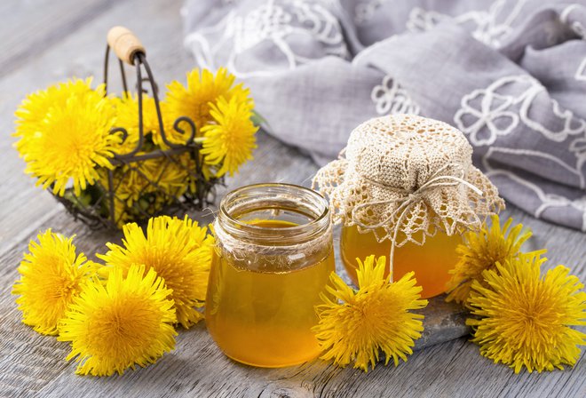 Iz regratovih cvetov lahko brez čebelje pomoči naredimo vrsto domačega medu. Foto: Shutterstock