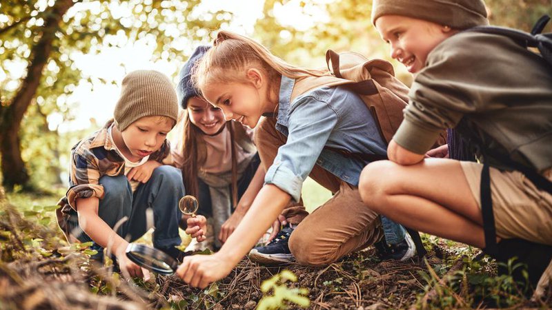 Fotografija: Otroci naj imajo občutek, da lahko skupnosti nekaj dajo in od nje tudi dobijo. Foto: Shutterstock