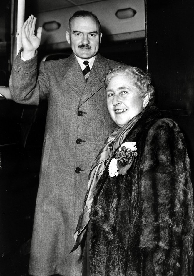 Agatha Christie z drugim možem, arheologom Maxom Mallowanom okrog leta 1950. Foto: Profimedia. 