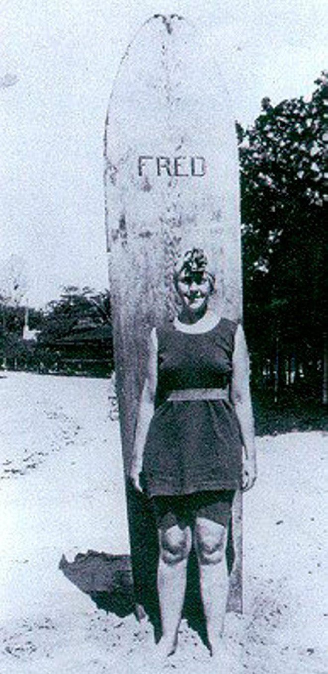 Agatha Christie ni bila samo pisateljica, v 20. letih prejšnjega stoletja je bila tudi ena prvih Britank, ki se je navdušila nad surfanjem. Foto: Profimedia/swns.com/ Museum Of British Surfing