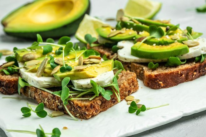 Milenijci so 'krivi' za povečano povpraševanje po avokadu, eden najbolj priljubljenih zdravih obrokov med njimi je bil namreč avokado toast. Foto: Shutterstock