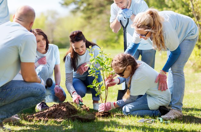 Prostovoljno delo je eden od načinov, ki nas povezuje s soljudmi. Foto: Shutterstock