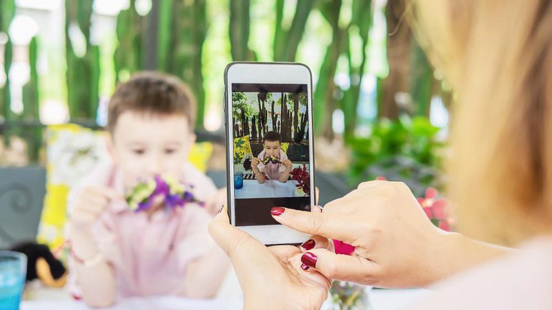 Fotografija: Tašča ne spoštuje zasebnosti najinega otroka in njegove fotografije kar naprej objavlja na Facebooku. Foto: Pair Srinrat/Shutterstock