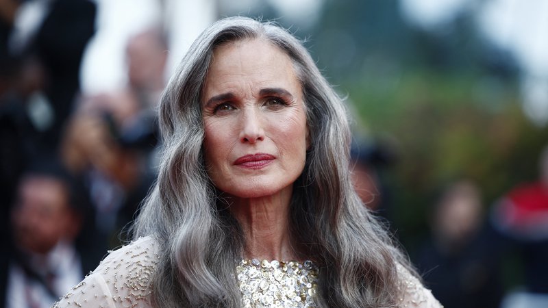 Fotografija: Andie MacDowell je ena tistih filmskih zvezdnic, ki je povsem sprejela naravni cikel staranja kože in las. Foto: Reuters/Stephane Mahe