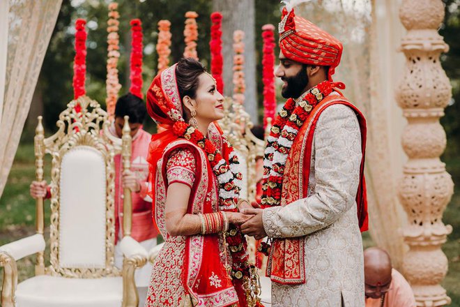 V Indiji še vedno veliko nevest na poročni dan obleče rdečo, saj simbolizira plodnost in bogastvo. Foto: Shutterstock