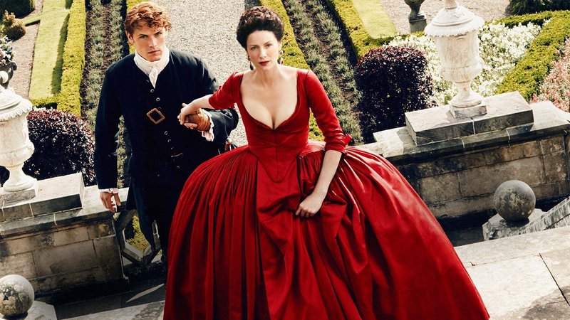 Fotografija: Rdeča obleka, kot jo je v seriji Outlander (Tujka) nosila junakinja Claire Fraser, ne bi bila na nevesti 18. stoletja nič nenavadnega, saj je bila takrat bolj kot barva pomembna razkošnost materialov. Foto: Outlander/Starz