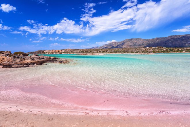Plaža Elafonissi na Kreti slovi po rožnatem pesku. Foto: Shutterstock