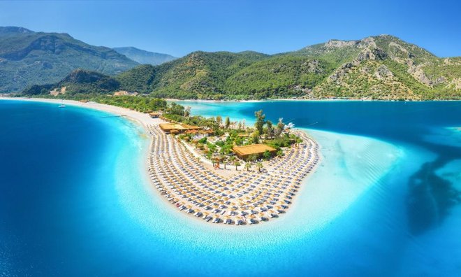 Čudovito letovišče v Turčiji je tudi Ölüdeniz, ki se lahko pohvali s peščeno laguno. Foto: Shutterstock