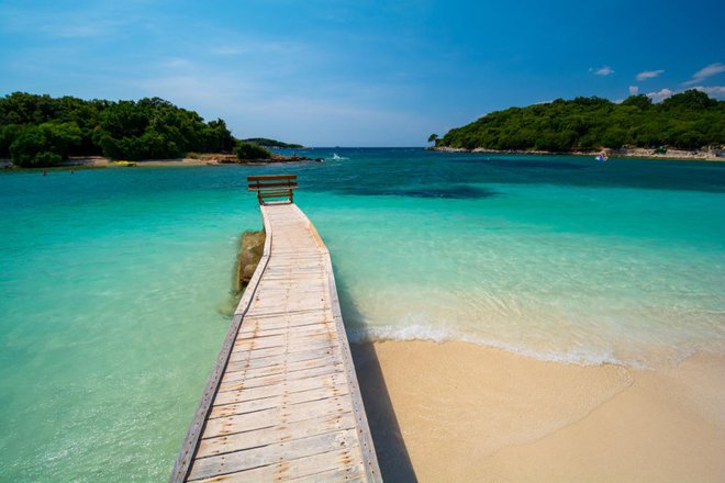 Ksamil v Albaniji slovi kot sredozemski Maldivi. Foto: Shutterstock