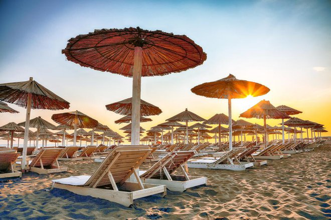 V Črni Gori imajo tako dolgo peščeno plažo, da jo posvetu primerjajo z brazilsko Copacabano. Foto: Shutterstock