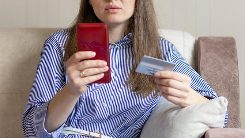 Fotografija: Pri spletnem nakupovanju si raje vzemite čas in natančno preverite spletno trgovino in samega trgovca, saj nas to lahko obvaruje pred kasnejšo finančno škodo. Foto: Shutterstock