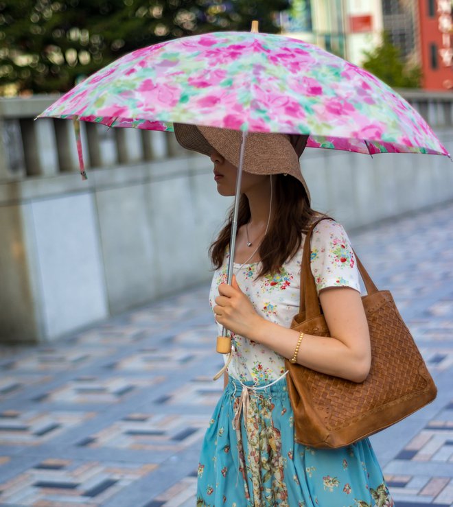 Japonke za zaščito pred soncem vestno uporabljajo tako sončne kreme kot pokrivala in senčnike ali dežnike. Foto: Shutterstock
