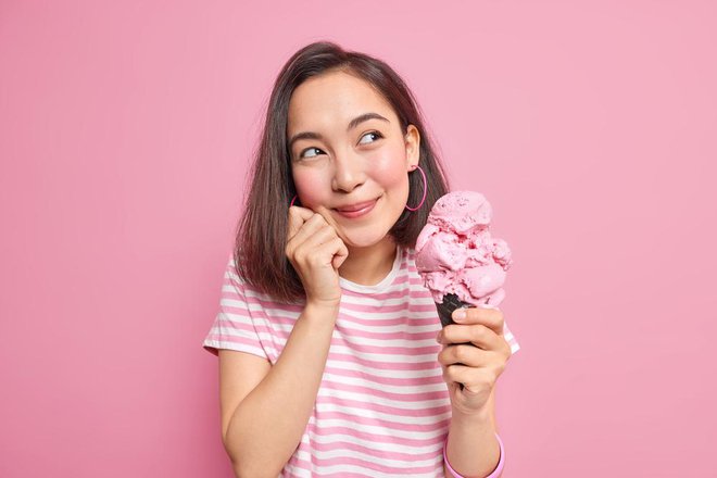 Če vam prija sladoled, si ga poleti privoščite brez slabe vesti. Tudi pozitivni občutki, ki nam jih vzbuja hrana, so namreč dobri za naše počutje. Foto: Shutterstock