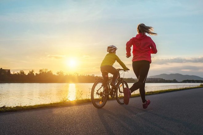 Popoldne, ki združuje druženje in rekreacijo otroka in starša! Je lahko še lepše? Foto: Shutterstock