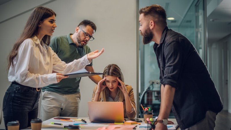 Fotografija: Če zlobne besede umestite v situacijo oziroma okoliščine, boste lahko v nadaljnji komunikaciji veliko bolj objektivni. Foto: Shutterstock