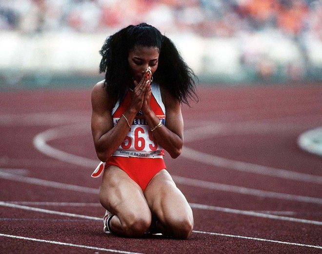 Na olimpijskih igrah v Seoulu leta 1988 je osvojila kar štiri medalje, tri zlate in eno srebrno, ter postavila rekord v teku na 200 metrov, ki ostaja nedotaknjen še danes. Foto: Profimedia