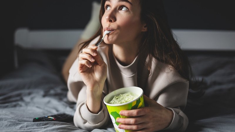 Fotografija: Ko posežemo po hrani, ker bi se radi potolažili, nam bo za kratek čas res bolje, a kmalu bo že prej poznane občutke spremljal še občutek krivde. Foto: Shutterstock