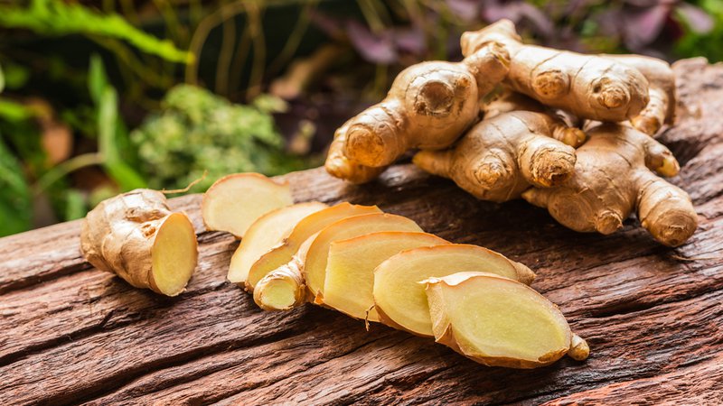 Fotografija: Znanstveniki so iz svežih ingverjevih korenin doslej uspeli izolirati več kot 160 bioaktivnih snovi, med katerimi so eterična olja, minerali, vitamini in antioksidanti, ki dajejo ingverju takšno neverjetno zdravilno moč. Foto: Shutterstock