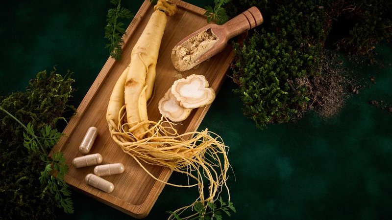 Fotografija: Strokovnjaki tradicionalne kitajske medicine pravijo, da azijski ginseng poživlja, ameriški ginseng pa pomirja. Foto: Shutterstock